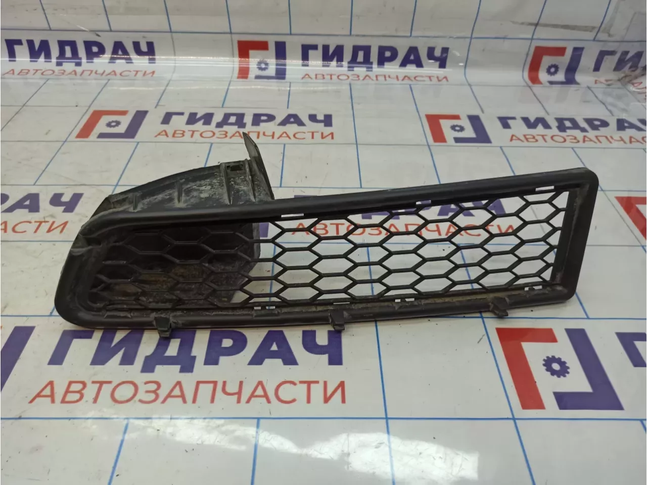 Решетка в бампер правая Renault Logan 6001546784